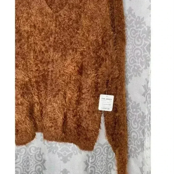 NWT Free People Fuzzy Icing Eyelash Soft V Neck Sweater in Mocha Java Size Large - Picture 5 of 5